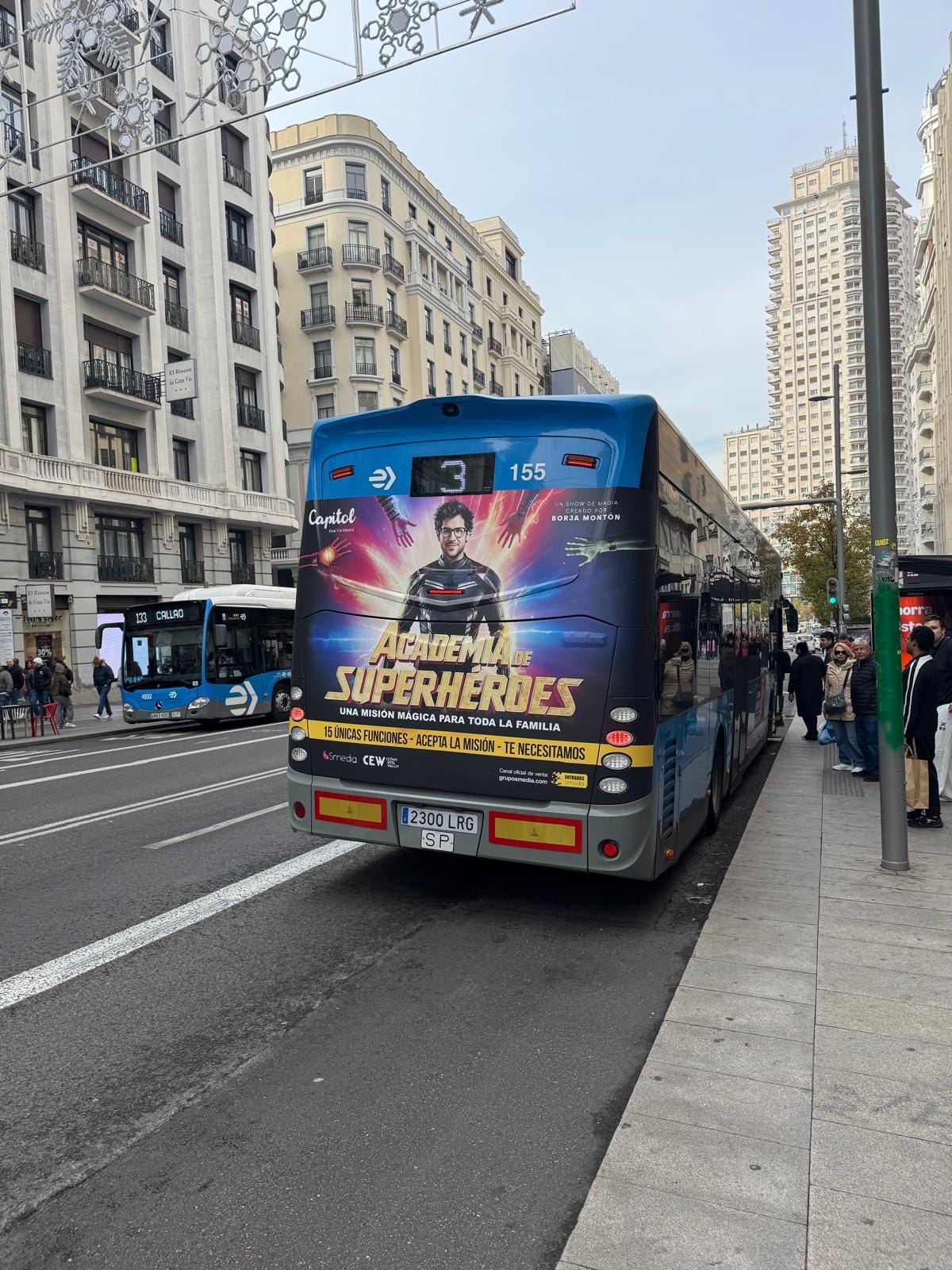 Autobús con el cartel del espectáculo